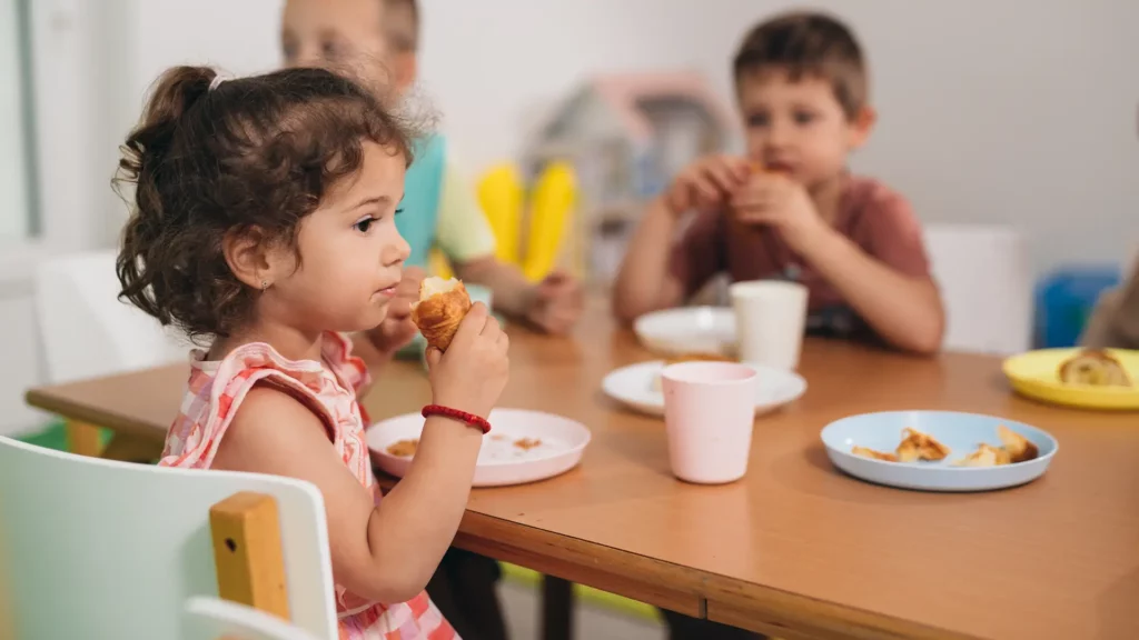 Kinder essen am Tisch