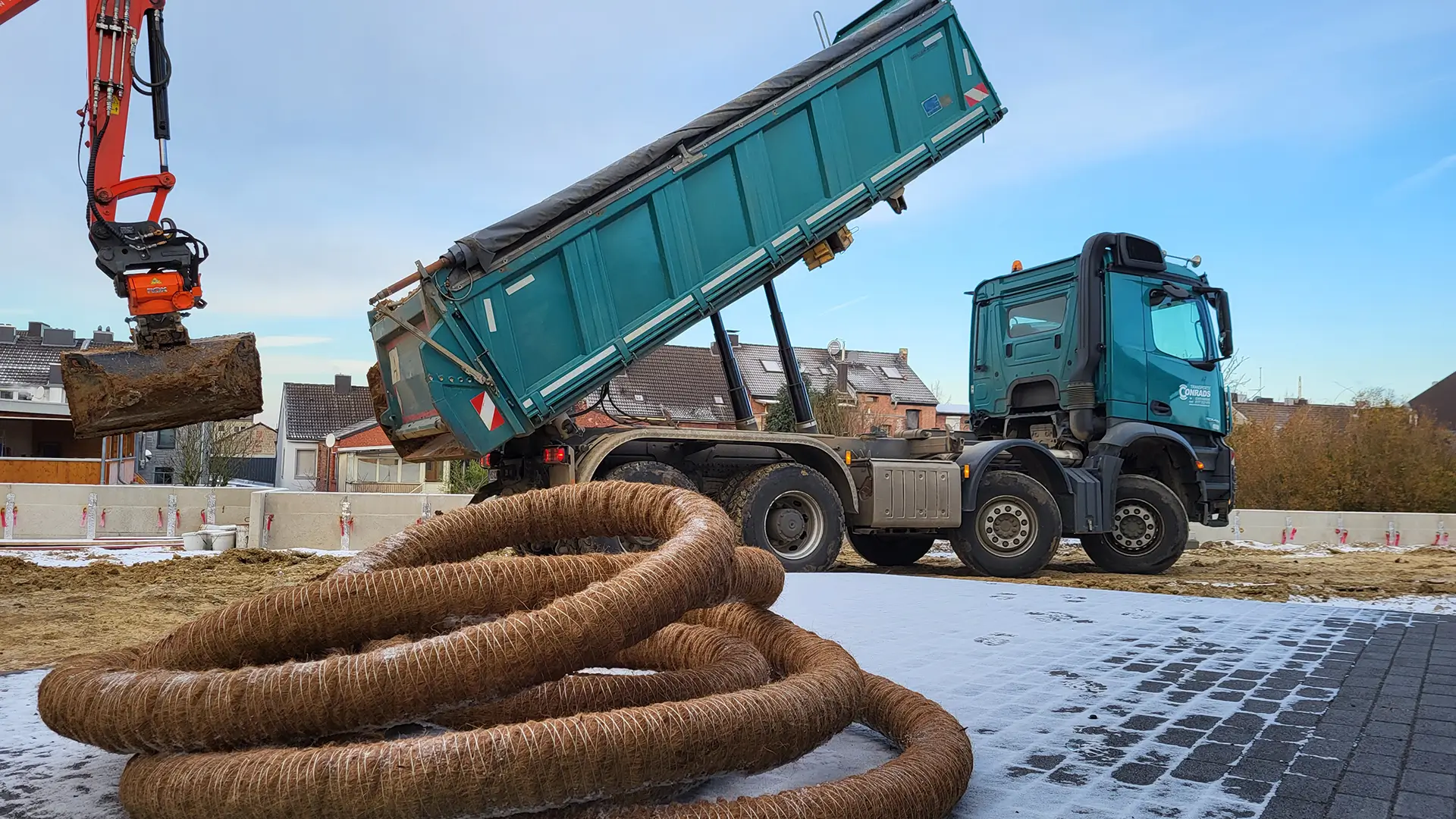 Laster vor der Baustelle Kita am Heggeströver