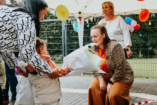 Ein Kind bei der Eröffnungsfeier der Kita