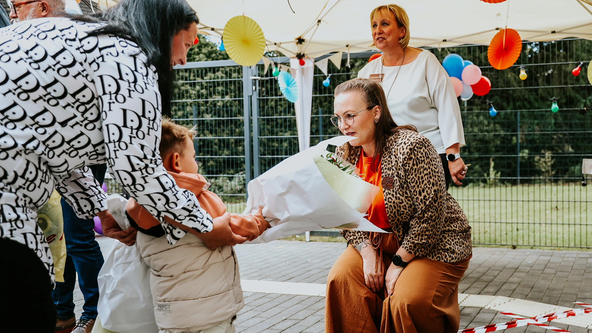 Ein Kind bei der Eröffnungsfeier der Kita