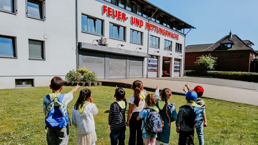 Vorschulkinder der Kita am Heggeströver besuchen die Feuerwehr Alsdorf und bestaunen ein großes Feuerwehrfahrzeug